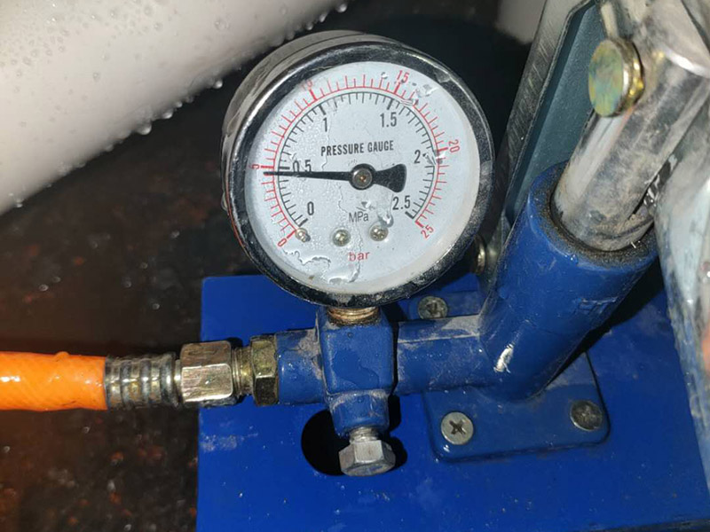 蹲便安裝,水管打壓維修:1、蹲便器的排污口和落水管的預(yù)留口涂上粘結(jié)劑或者膠泥。把蹲便器的排污口與落水管的預(yù)留口接駁好，校正蹲便器位置。砌磚固定蹲便器，要預(yù)留填碎石的缺口。 2、粘結(jié)劑干后，往蹲便器內(nèi)試沖水，觀察接口是否漏水。在地面和蹲便器之間填入碎石土，嚴(yán)禁真入水泥混凝土。用磚封閉缺口。在磚外面批水泥砂漿貼上瓷磚。 3、與蹲便器相配合安裝的沖水閥分為：手壓式?jīng)_水閥和腳踏式?jīng)_水閥。 4、與蹲便器相配合安裝的水箱，水箱安裝高度距離便器水圈1.8米，水壓要求0.14-0.55Mpa。