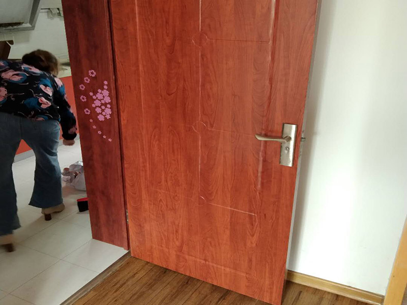 臥室木門維修:1.漆面表面劃傷用一只顏色與家具相同的普通的繪圖用蠟筆，在劃痕上劃一劃，使其與周邊漆面高度相同，再薄薄地涂上一層透明的清漆就可以了；2.油漆剝落修復，清漆家具表面小塊油漆剝落后可取同色廣告顏料涂補，再用清漆涂在表面，即完好如初3.裂縫填補用油灰和顏料拌勻后嵌入堵平，但要注意顏料要和原油灰的顏料、原油漆色彩一致，以防留下疤跡