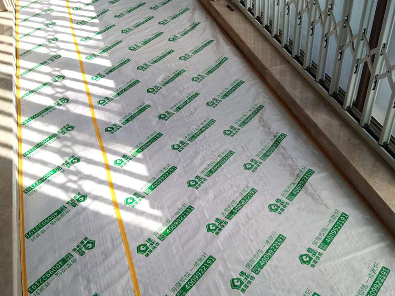 入戶門扇用公司統(tǒng)一的門貼進(jìn)行全面包裹保護(hù)，用透明膠帶將保護(hù)膜粘貼牢固平整。 2、用標(biāo)準(zhǔn)保護(hù)膜將門框三面保護(hù)完整并固定牢固。 3、工程完工后拆除保護(hù)膜時(shí)如果有粘貼時(shí)的膠痕，應(yīng)用酒精或?qū)Ｓ玫那逦蹌┣宄z痕。