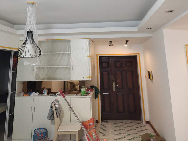 墻面粉刷翻新：在舊墻面上重新刷乳膠漆之前，一般先要對(duì)舊墻上的油污、浮灰、空鼓或裂紋等做處理，清除浮灰，鏟除起砂翹皮等部位，對(duì)油污的部位，應(yīng)先將原有涂層鏟除，不能鏟除應(yīng)徹底清洗干凈，墻面清理完畢，在用膩?zhàn)优蝺傻馈?墻面底漆很重要，特別對(duì)舊墻刷新來(lái)說(shuō)，如果直接上面漆墻面容易起泡發(fā)霉，日照久了墻面顏色也容易出現(xiàn)變化。刷底漆時(shí)一定要注意刷勻，確保墻面每個(gè)地方都刷到。刷底漆時(shí)滾筒選擇也很重要，不好的滾筒涂刷效果較差，會(huì)直接影響到面漆效果。