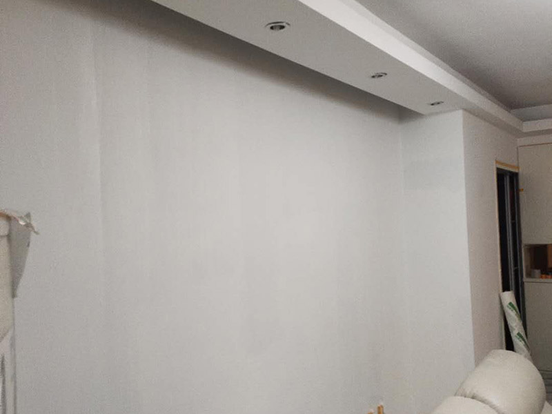 墻面粉刷翻新：在舊墻面上重新刷乳膠漆之前，一般先要對(duì)舊墻上的油污、浮灰、空鼓或裂紋等做處理，清除浮灰，鏟除起砂翹皮等部位，對(duì)油污的部位，應(yīng)先將原有涂層鏟除，不能鏟除應(yīng)徹底清洗干凈，墻面清理完畢，在用膩?zhàn)优蝺傻馈?墻面底漆很重要，特別對(duì)舊墻刷新來(lái)說(shuō)，如果直接上面漆墻面容易起泡發(fā)霉，日照久了墻面顏色也容易出現(xiàn)變化。刷底漆時(shí)一定要注意刷勻，確保墻面每個(gè)地方都刷到。刷底漆時(shí)滾筒選擇也很重要，不好的滾筒涂刷效果較差，會(huì)直接影響到面漆效果。