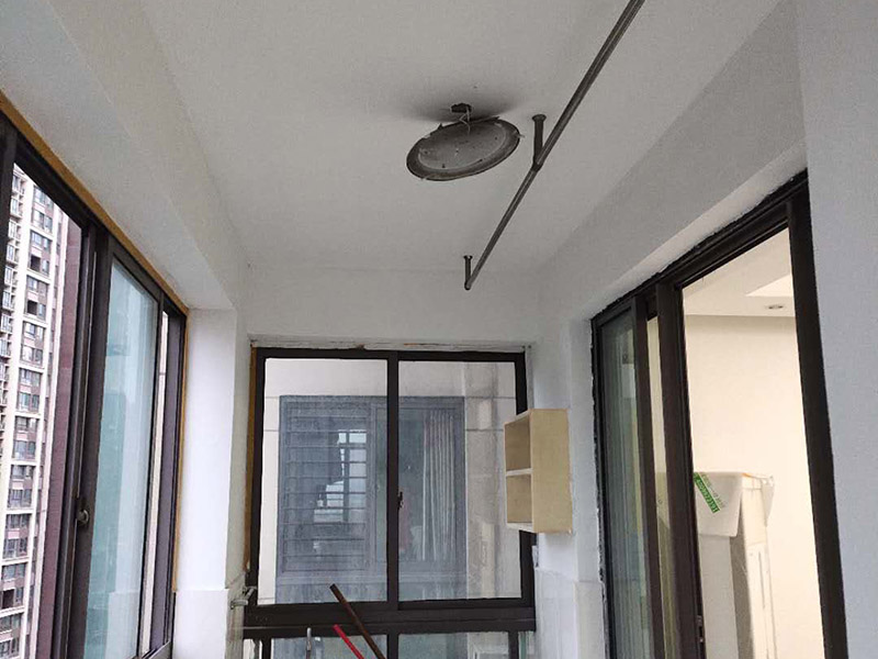 墻面粉刷翻新：在舊墻面上重新刷乳膠漆之前，一般先要對(duì)舊墻上的油污、浮灰、空鼓或裂紋等做處理，清除浮灰，鏟除起砂翹皮等部位，對(duì)油污的部位，應(yīng)先將原有涂層鏟除，不能鏟除應(yīng)徹底清洗干凈，墻面清理完畢，在用膩?zhàn)优蝺傻馈?墻面底漆很重要，特別對(duì)舊墻刷新來(lái)說(shuō)，如果直接上面漆墻面容易起泡發(fā)霉，日照久了墻面顏色也容易出現(xiàn)變化。刷底漆時(shí)一定要注意刷勻，確保墻面每個(gè)地方都刷到。刷底漆時(shí)滾筒選擇也很重要，不好的滾筒涂刷效果較差，會(huì)直接影響到面漆效果。