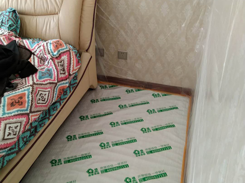 全屋成品保護措施：各種裝修物料的進場以及各種建筑裝修垃圾的清理，都會經(jīng)過入戶門，這些物品在搬運的過程中，難免會和入戶門發(fā)生磕碰，造成入戶門的磕碰劃傷，所以，第一個需要做好成品保護的地方就是入戶門。在裝修開工前直到家具進場期間，都需要對入戶門進行保護！可以使用成品保護膜將門包裹。 在進行木門、櫥柜、家具等的相關(guān)的安裝或組裝的過程中，成品保護主要體現(xiàn)在兩個方面：一是原有的墻面、地面裝飾的保護，盡量避免因為這些安裝工程對已裝的部分造成破壞；二是安裝的物品本身的保護，注意不要在安裝過程中造成磕碰、劃傷等損傷。