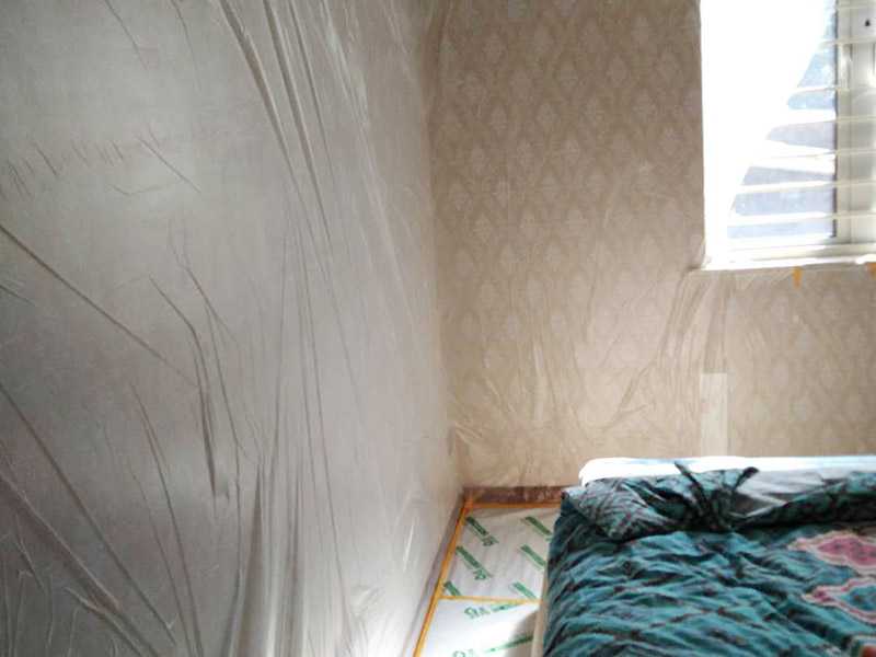 全屋成品保護措施：各種裝修物料的進場以及各種建筑裝修垃圾的清理，都會經(jīng)過入戶門，這些物品在搬運的過程中，難免會和入戶門發(fā)生磕碰，造成入戶門的磕碰劃傷，所以，第一個需要做好成品保護的地方就是入戶門。在裝修開工前直到家具進場期間，都需要對入戶門進行保護！可以使用成品保護膜將門包裹。 在進行木門、櫥柜、家具等的相關(guān)的安裝或組裝的過程中，成品保護主要體現(xiàn)在兩個方面：一是原有的墻面、地面裝飾的保護，盡量避免因為這些安裝工程對已裝的部分造成破壞；二是安裝的物品本身的保護，注意不要在安裝過程中造成磕碰、劃傷等損傷。