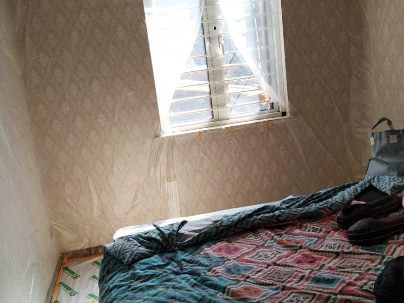 全屋成品保護措施：各種裝修物料的進場以及各種建筑裝修垃圾的清理，都會經(jīng)過入戶門，這些物品在搬運的過程中，難免會和入戶門發(fā)生磕碰，造成入戶門的磕碰劃傷，所以，第一個需要做好成品保護的地方就是入戶門。在裝修開工前直到家具進場期間，都需要對入戶門進行保護！可以使用成品保護膜將門包裹。 在進行木門、櫥柜、家具等的相關(guān)的安裝或組裝的過程中，成品保護主要體現(xiàn)在兩個方面：一是原有的墻面、地面裝飾的保護，盡量避免因為這些安裝工程對已裝的部分造成破壞；二是安裝的物品本身的保護，注意不要在安裝過程中造成磕碰、劃傷等損傷。