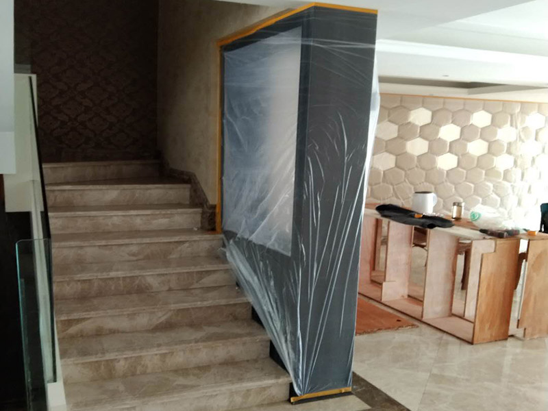 全屋成品保護措施：各種裝修物料的進場以及各種建筑裝修垃圾的清理，都會經(jīng)過入戶門，這些物品在搬運的過程中，難免會和入戶門發(fā)生磕碰，造成入戶門的磕碰劃傷，所以，第一個需要做好成品保護的地方就是入戶門。在裝修開工前直到家具進場期間，都需要對入戶門進行保護！可以使用成品保護膜將門包裹。 在進行木門、櫥柜、家具等的相關(guān)的安裝或組裝的過程中，成品保護主要體現(xiàn)在兩個方面：一是原有的墻面、地面裝飾的保護，盡量避免因為這些安裝工程對已裝的部分造成破壞；二是安裝的物品本身的保護，注意不要在安裝過程中造成磕碰、劃傷等損傷。