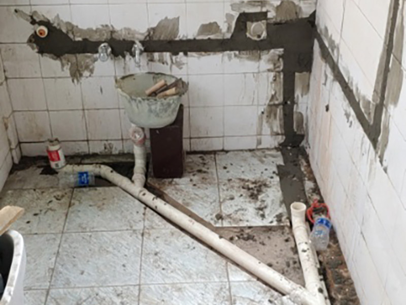 電路改造是重要的隱蔽工程之一，在施工中，電路改造的工序比較復(fù)雜，很容易會出現(xiàn)一些安全隱患，因此電路改造施工過程必須嚴(yán)格按規(guī)范進(jìn)行。很多朋友在裝修的時(shí)候沒有考慮到入住后的實(shí)際需要，往往對電線插座的安裝掉以輕心。到了入住就后悔莫及。因此，裝修時(shí)考慮清楚，以免讓電線插座給入住留下裝修遺憾。