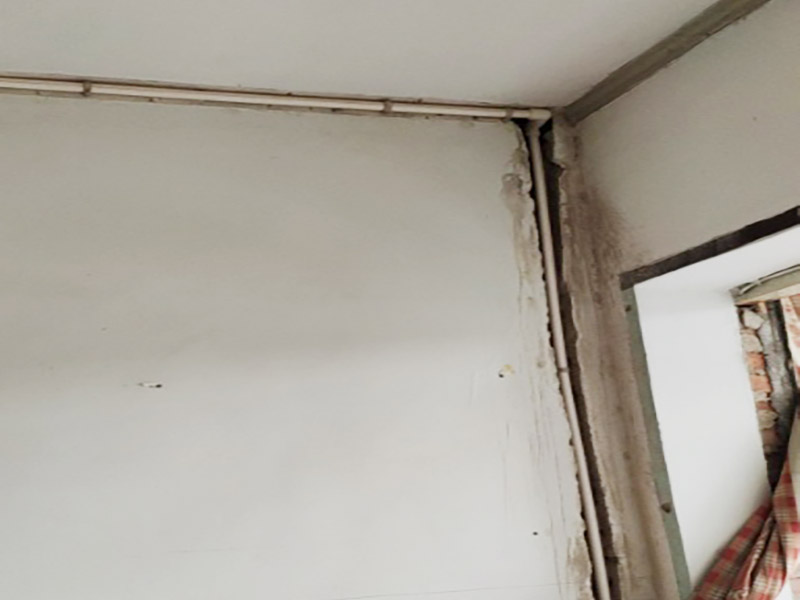 電路改造是重要的隱蔽工程之一，在施工中，電路改造的工序比較復(fù)雜，很容易會出現(xiàn)一些安全隱患，因此電路改造施工過程必須嚴(yán)格按規(guī)范進(jìn)行。很多朋友在裝修的時(shí)候沒有考慮到入住后的實(shí)際需要，往往對電線插座的安裝掉以輕心。到了入住就后悔莫及。因此，裝修時(shí)考慮清楚，以免讓電線插座給入住留下裝修遺憾。