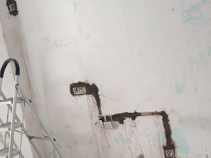 電路改造是重要的隱蔽工程之一，在施工中，電路改造的工序比較復(fù)雜，很容易會出現(xiàn)一些安全隱患，因此電路改造施工過程必須嚴(yán)格按規(guī)范進(jìn)行。很多朋友在裝修的時(shí)候沒有考慮到入住后的實(shí)際需要，往往對電線插座的安裝掉以輕心。到了入住就后悔莫及。因此，裝修時(shí)考慮清楚，以免讓電線插座給入住留下裝修遺憾。