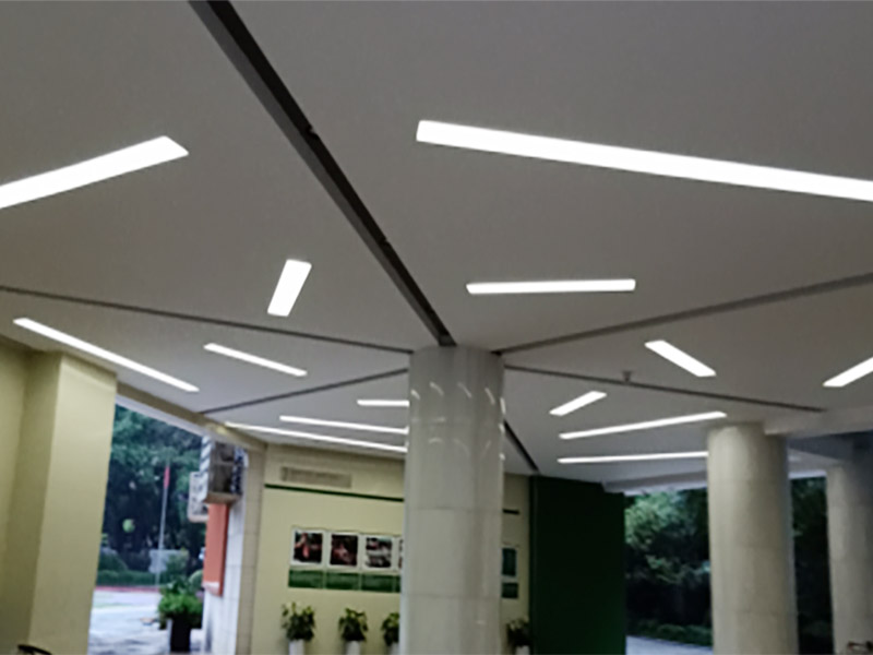 天花板燈具維修:首先在更換的時候需要將這個電源的閘給關(guān)掉，這樣才能夠讓自己更加安全。不然會危及生命。其次可以用吸盤或是吊鉤把這個電器旁邊的鋁扣板先扣住一個腳，然后再把整塊扣白以及相鄰幾塊取出，這樣就有空間來進行更換燈的一個工作。最后摘下燈面板，就打開了吊頂燈的內(nèi)部，需要拔下舊的驅(qū)動電源和燈板的插座，換上新的驅(qū)動電源，接著將新燈電源插座接上，最后再把燈具面板安裝上。注意，裝燈面板時四周要與扣板對齊，如果沒有對齊安裝好，會導(dǎo)致燈罩墜落。