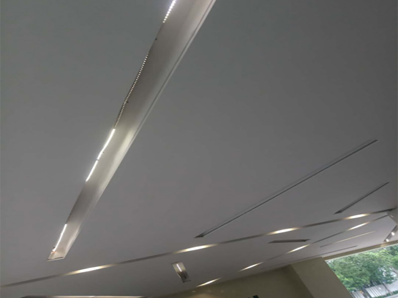 天花板燈具維修:首先在更換的時候需要將這個電源的閘給關(guān)掉，這樣才能夠讓自己更加安全。不然會危及生命。其次可以用吸盤或是吊鉤把這個電器旁邊的鋁扣板先扣住一個腳，然后再把整塊扣白以及相鄰幾塊取出，這樣就有空間來進行更換燈的一個工作。最后摘下燈面板，就打開了吊頂燈的內(nèi)部，需要拔下舊的驅(qū)動電源和燈板的插座，換上新的驅(qū)動電源，接著將新燈電源插座接上，最后再把燈具面板安裝上。注意，裝燈面板時四周要與扣板對齊，如果沒有對齊安裝好，會導(dǎo)致燈罩墜落。