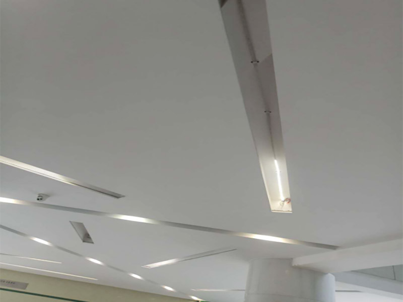 天花板燈具維修:首先在更換的時候需要將這個電源的閘給關(guān)掉，這樣才能夠讓自己更加安全。不然會危及生命。其次可以用吸盤或是吊鉤把這個電器旁邊的鋁扣板先扣住一個腳，然后再把整塊扣白以及相鄰幾塊取出，這樣就有空間來進行更換燈的一個工作。最后摘下燈面板，就打開了吊頂燈的內(nèi)部，需要拔下舊的驅(qū)動電源和燈板的插座，換上新的驅(qū)動電源，接著將新燈電源插座接上，最后再把燈具面板安裝上。注意，裝燈面板時四周要與扣板對齊，如果沒有對齊安裝好，會導(dǎo)致燈罩墜落。