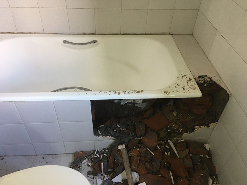 浴缸拆除防水案例：1.衛(wèi)生間地面先做找平。如果要更換衛(wèi)生間的地磚，在將原有地磚鑿去之后，一定要先用水泥砂漿將地面找平，然后再做防水處理。這樣可避免防水涂料因薄厚不均而造成滲漏。 2、接縫處要涂刷到位。衛(wèi)生間墻地面之間的接縫以及上下水管道與地面的接縫處，是最容易出現(xiàn)問題的地方。在施工中，一定要督促工人處理好這些邊角地方，將防水涂料涂抹&ldquo;到位&rdquo;。 3、墻面處理也很重要。在一般的衛(wèi)生間防水處理中，墻面上也要做大約30厘米高的防水涂料，以防積水滲透墻面。但如果是衛(wèi)生間的墻面是非承重的輕體墻，就要將整個墻面滿涂防水涂料。 4、防水實驗一定要做。在衛(wèi)生間施工完畢后，將衛(wèi)生間的所有下水堵住，并在門口砌一道25厘米高的&ldquo;坎&rdquo;，然后在衛(wèi)生間中灌入20厘米高的水。在24小時后，再檢查四周墻面和地面有無滲漏現(xiàn)象。這種24小時的防水實驗。