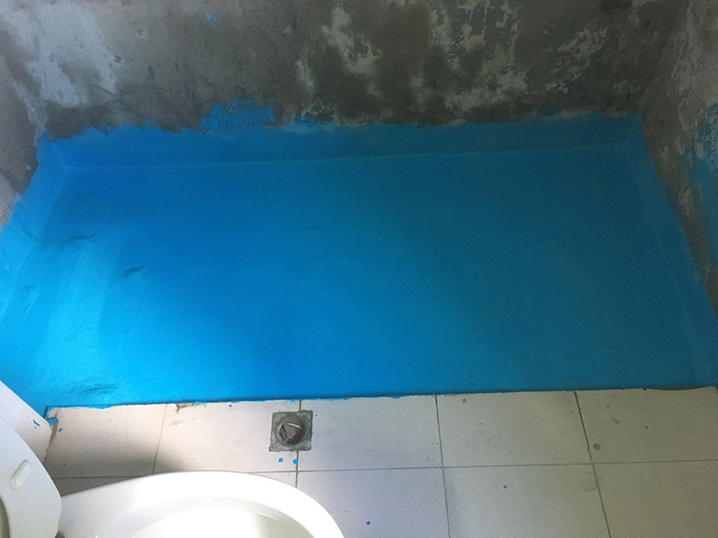 浴缸拆除防水案例：1.衛(wèi)生間地面先做找平。如果要更換衛(wèi)生間的地磚，在將原有地磚鑿去之后，一定要先用水泥砂漿將地面找平，然后再做防水處理。這樣可避免防水涂料因薄厚不均而造成滲漏。 2、接縫處要涂刷到位。衛(wèi)生間墻地面之間的接縫以及上下水管道與地面的接縫處，是最容易出現(xiàn)問題的地方。在施工中，一定要督促工人處理好這些邊角地方，將防水涂料涂抹&ldquo;到位&rdquo;。 3、墻面處理也很重要。在一般的衛(wèi)生間防水處理中，墻面上也要做大約30厘米高的防水涂料，以防積水滲透墻面。但如果是衛(wèi)生間的墻面是非承重的輕體墻，就要將整個墻面滿涂防水涂料。 4、防水實驗一定要做。在衛(wèi)生間施工完畢后，將衛(wèi)生間的所有下水堵住，并在門口砌一道25厘米高的&ldquo;坎&rdquo;，然后在衛(wèi)生間中灌入20厘米高的水。在24小時后，再檢查四周墻面和地面有無滲漏現(xiàn)象。這種24小時的防水實驗。