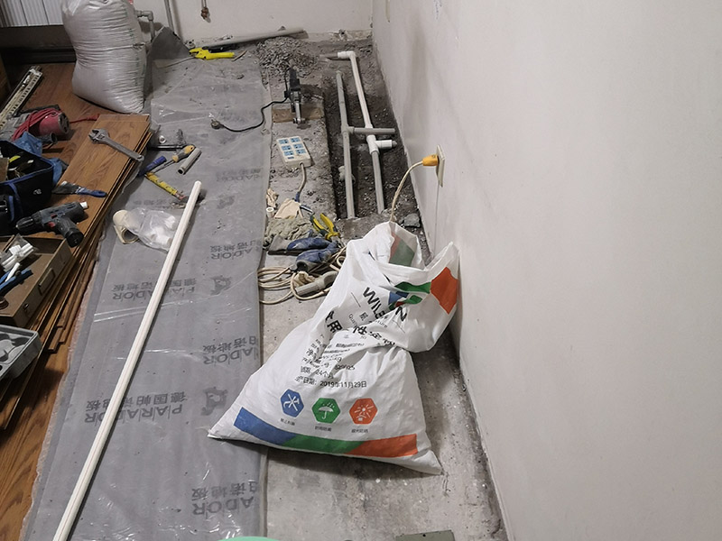 地板下水管漏水維修:關(guān)閉閥門，找出水管的位置走向，找到和主管連接的活接。埋在磚下的或是鐵管或熱熔管，一般鐵管出現(xiàn)漏水的情況多?？臻g不足，或采用明管影響美觀，通行及擺放物品時(shí)，就要除掉地磚重新?lián)Q管。先把地磚水管位置刨開，露出里面的管道。若是熱熔管，需要熱熔工具，可以找施工人員更換。水管更換完畢，一定要打開閥門試水。仔細(xì)觀察接頭處是否有滲漏滴水情況。 當(dāng)沒有滲水情況時(shí)，才可以重新鋪磚覆蓋。