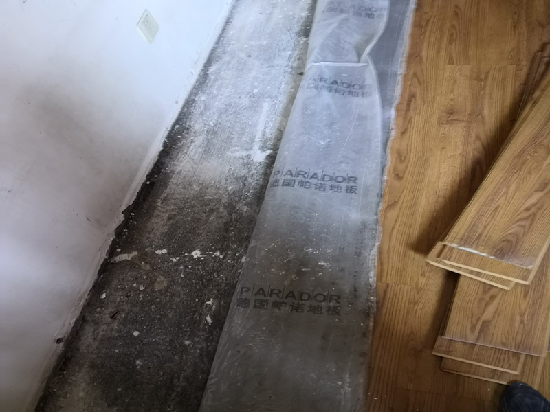 地板下水管漏水維修:關(guān)閉閥門，找出水管的位置走向，找到和主管連接的活接。埋在磚下的或是鐵管或熱熔管，一般鐵管出現(xiàn)漏水的情況多?？臻g不足，或采用明管影響美觀，通行及擺放物品時(shí)，就要除掉地磚重新?lián)Q管。先把地磚水管位置刨開，露出里面的管道。若是熱熔管，需要熱熔工具，可以找施工人員更換。水管更換完畢，一定要打開閥門試水。仔細(xì)觀察接頭處是否有滲漏滴水情況。 當(dāng)沒有滲水情況時(shí)，才可以重新鋪磚覆蓋。