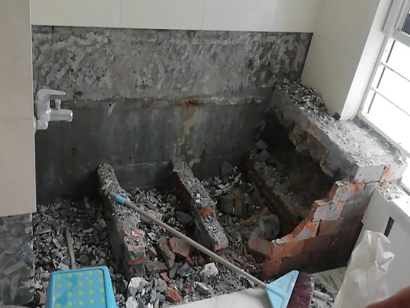 衛(wèi)生間防水改造:改造之前你需要將這些不滿意的地方進行拆除，且拆除之后的垃圾也要及時清理，避免阻礙施工進程。將不需要或是不滿意的地方進行拆除后，留下的成品需要進行施工保護，防止磕碰到，還可防止被上面的重物或是棱角碰壞。 衛(wèi)生間的水、水蒸氣極其常見，防水做不好極易導致墻面潮濕、發(fā)霉，電路出現(xiàn)問題等的情況。衛(wèi)生間墻面上要做大約30厘米的防水涂料，以防積水浸透墻面，且要保證涂刷厚度均勻，還需要處理好地面和墻面交界處的各類管件的涂刷。待防水處理完全確定后，等待地面干透就可以做后續(xù)的工程了。 地磚鋪設之前再做一次閉水試驗或直接再做一次防水，同時要了解地面水管電線的布局，以便之后檢查修理，另外在鋪設前注意將地磚浸泡30分鐘，以地磚完全浸泡后不冒氣泡為宜