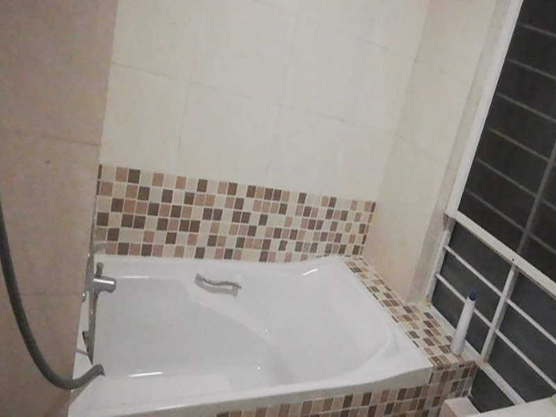 衛(wèi)生間防水改造:改造之前你需要將這些不滿意的地方進行拆除，且拆除之后的垃圾也要及時清理，避免阻礙施工進程。將不需要或是不滿意的地方進行拆除后，留下的成品需要進行施工保護，防止磕碰到，還可防止被上面的重物或是棱角碰壞。 衛(wèi)生間的水、水蒸氣極其常見，防水做不好極易導致墻面潮濕、發(fā)霉，電路出現(xiàn)問題等的情況。衛(wèi)生間墻面上要做大約30厘米的防水涂料，以防積水浸透墻面，且要保證涂刷厚度均勻，還需要處理好地面和墻面交界處的各類管件的涂刷。待防水處理完全確定后，等待地面干透就可以做后續(xù)的工程了。 地磚鋪設之前再做一次閉水試驗或直接再做一次防水，同時要了解地面水管電線的布局，以便之后檢查修理，另外在鋪設前注意將地磚浸泡30分鐘，以地磚完全浸泡后不冒氣泡為宜