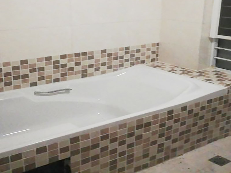 衛(wèi)生間防水改造:改造之前你需要將這些不滿意的地方進行拆除，且拆除之后的垃圾也要及時清理，避免阻礙施工進程。將不需要或是不滿意的地方進行拆除后，留下的成品需要進行施工保護，防止磕碰到，還可防止被上面的重物或是棱角碰壞。 衛(wèi)生間的水、水蒸氣極其常見，防水做不好極易導致墻面潮濕、發(fā)霉，電路出現(xiàn)問題等的情況。衛(wèi)生間墻面上要做大約30厘米的防水涂料，以防積水浸透墻面，且要保證涂刷厚度均勻，還需要處理好地面和墻面交界處的各類管件的涂刷。待防水處理完全確定后，等待地面干透就可以做后續(xù)的工程了。 地磚鋪設之前再做一次閉水試驗或直接再做一次防水，同時要了解地面水管電線的布局，以便之后檢查修理，另外在鋪設前注意將地磚浸泡30分鐘，以地磚完全浸泡后不冒氣泡為宜