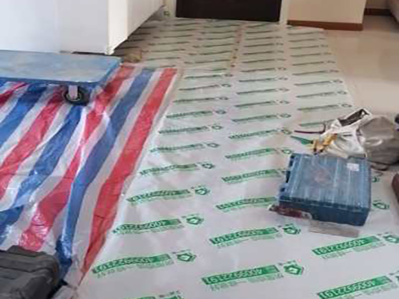 浴缸拆除改造維修:改造之前你需要將這些不滿意的地方進(jìn)行拆除，且拆除之后的垃圾也要及時(shí)清理，避免阻礙施工進(jìn)程。將不需要或是不滿意的地方進(jìn)行拆除后，留下的成品需要進(jìn)行施工保護(hù)，防止磕碰到，還可防止被上面的重物或是棱角碰壞。拆除工作還挺麻煩。把浴缸抬起后，側(cè)邊的紅磚也要用大錘敲干凈。敲完之后記得及時(shí)處理干凈地面的建筑垃圾。