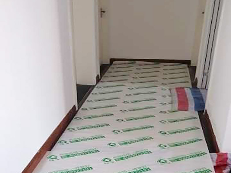 浴缸拆除改造維修:改造之前你需要將這些不滿意的地方進(jìn)行拆除，且拆除之后的垃圾也要及時(shí)清理，避免阻礙施工進(jìn)程。將不需要或是不滿意的地方進(jìn)行拆除后，留下的成品需要進(jìn)行施工保護(hù)，防止磕碰到，還可防止被上面的重物或是棱角碰壞。拆除工作還挺麻煩。把浴缸抬起后，側(cè)邊的紅磚也要用大錘敲干凈。敲完之后記得及時(shí)處理干凈地面的建筑垃圾。