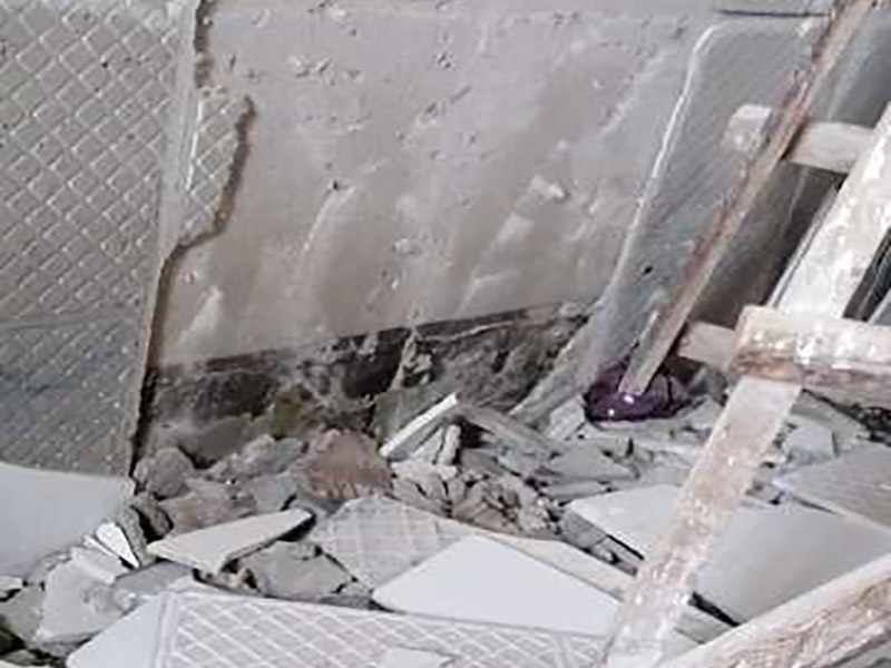 浴缸拆除改造維修:改造之前你需要將這些不滿意的地方進(jìn)行拆除，且拆除之后的垃圾也要及時(shí)清理，避免阻礙施工進(jìn)程。將不需要或是不滿意的地方進(jìn)行拆除后，留下的成品需要進(jìn)行施工保護(hù)，防止磕碰到，還可防止被上面的重物或是棱角碰壞。拆除工作還挺麻煩。把浴缸抬起后，側(cè)邊的紅磚也要用大錘敲干凈。敲完之后記得及時(shí)處理干凈地面的建筑垃圾。