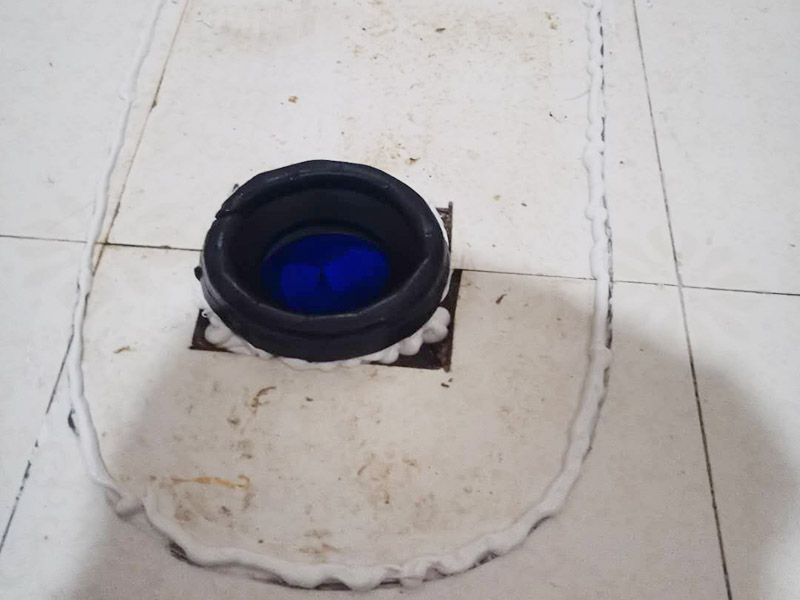 馬桶止逆閥安裝： 1、檢查排污管道與地面水平度：在安裝馬桶前應(yīng)先對(duì)排污管道進(jìn)行全面檢查，看管道內(nèi)是否有泥砂、廢紙等雜物堵塞，同時(shí)檢查馬桶安裝位的地面前后左右是否水平，如發(fā)現(xiàn)地面不平，在安裝時(shí)應(yīng)將地面找平。 2、確定排污管中心：翻轉(zhuǎn)馬桶，在馬桶排污口上確定中心，并劃出十字中心線，中心線應(yīng)延伸到馬桶底部四周腳邊。 3、固定馬桶：將馬桶上的與地面排污口的十字線對(duì)準(zhǔn)，保持水平安裝馬桶，并用力壓緊密封圈，安裝上地腳螺絲及裝飾帽。 4、做好底部密封：在馬桶排污口上安裝好專用密封圈，或在四周打上一圈玻璃膠(油灰)或水泥砂漿，水泥與砂的比例為1：3。 5、安裝水箱配件：放水3-5分鐘沖洗管道，以保證自來(lái)水管的清潔;再安裝角閥和連接軟管，然后將軟管與安裝的水箱配件進(jìn)水閥連接并按通水源。 6、調(diào)試檢驗(yàn)：檢查進(jìn)水閥進(jìn)水及密封是否正常，檢查排水閥安裝位置是否靈活，有無(wú)卡阻及滲漏，有無(wú)漏裝進(jìn)水閥過(guò)濾裝置等