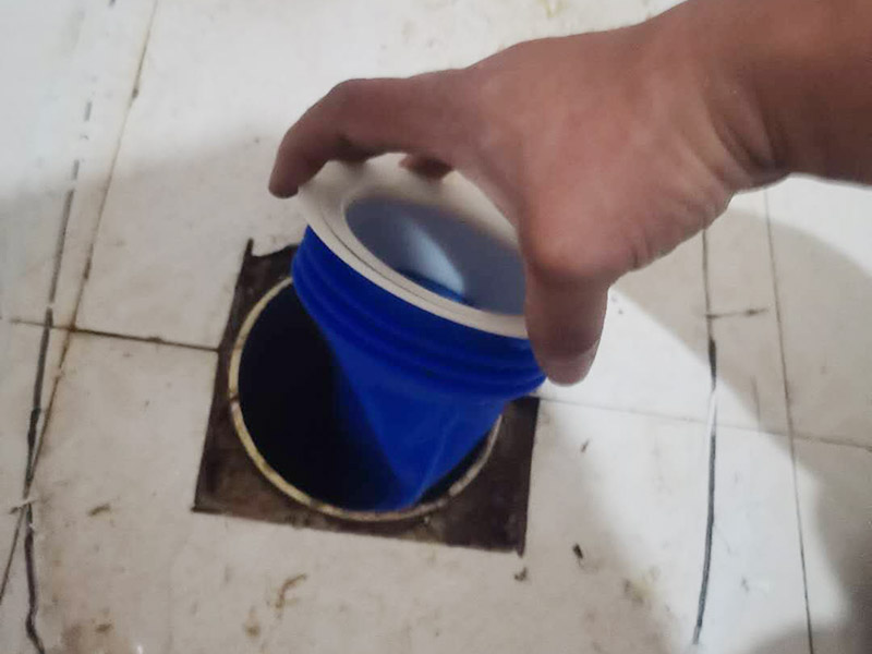 馬桶止逆閥安裝： 1、檢查排污管道與地面水平度：在安裝馬桶前應(yīng)先對(duì)排污管道進(jìn)行全面檢查，看管道內(nèi)是否有泥砂、廢紙等雜物堵塞，同時(shí)檢查馬桶安裝位的地面前后左右是否水平，如發(fā)現(xiàn)地面不平，在安裝時(shí)應(yīng)將地面找平。 2、確定排污管中心：翻轉(zhuǎn)馬桶，在馬桶排污口上確定中心，并劃出十字中心線，中心線應(yīng)延伸到馬桶底部四周腳邊。 3、固定馬桶：將馬桶上的與地面排污口的十字線對(duì)準(zhǔn)，保持水平安裝馬桶，并用力壓緊密封圈，安裝上地腳螺絲及裝飾帽。 4、做好底部密封：在馬桶排污口上安裝好專用密封圈，或在四周打上一圈玻璃膠(油灰)或水泥砂漿，水泥與砂的比例為1：3。 5、安裝水箱配件：放水3-5分鐘沖洗管道，以保證自來(lái)水管的清潔;再安裝角閥和連接軟管，然后將軟管與安裝的水箱配件進(jìn)水閥連接并按通水源。 6、調(diào)試檢驗(yàn)：檢查進(jìn)水閥進(jìn)水及密封是否正常，檢查排水閥安裝位置是否靈活，有無(wú)卡阻及滲漏，有無(wú)漏裝進(jìn)水閥過(guò)濾裝置等