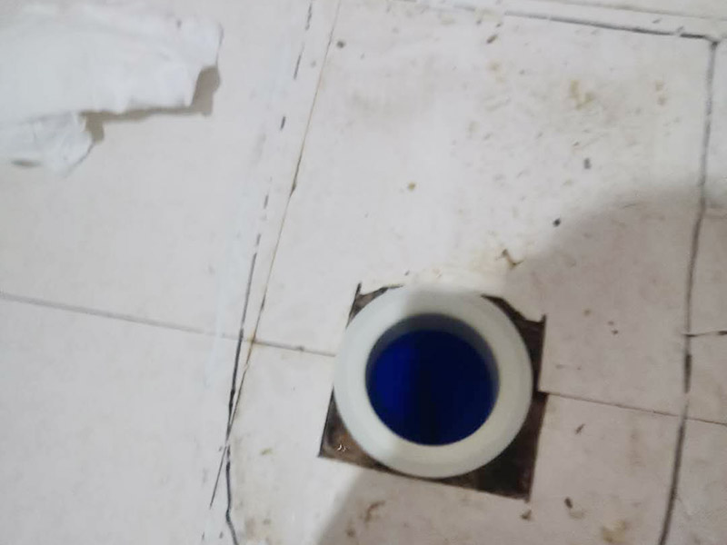 馬桶止逆閥安裝： 1、檢查排污管道與地面水平度：在安裝馬桶前應(yīng)先對(duì)排污管道進(jìn)行全面檢查，看管道內(nèi)是否有泥砂、廢紙等雜物堵塞，同時(shí)檢查馬桶安裝位的地面前后左右是否水平，如發(fā)現(xiàn)地面不平，在安裝時(shí)應(yīng)將地面找平。 2、確定排污管中心：翻轉(zhuǎn)馬桶，在馬桶排污口上確定中心，并劃出十字中心線，中心線應(yīng)延伸到馬桶底部四周腳邊。 3、固定馬桶：將馬桶上的與地面排污口的十字線對(duì)準(zhǔn)，保持水平安裝馬桶，并用力壓緊密封圈，安裝上地腳螺絲及裝飾帽。 4、做好底部密封：在馬桶排污口上安裝好專用密封圈，或在四周打上一圈玻璃膠(油灰)或水泥砂漿，水泥與砂的比例為1：3。 5、安裝水箱配件：放水3-5分鐘沖洗管道，以保證自來(lái)水管的清潔;再安裝角閥和連接軟管，然后將軟管與安裝的水箱配件進(jìn)水閥連接并按通水源。 6、調(diào)試檢驗(yàn)：檢查進(jìn)水閥進(jìn)水及密封是否正常，檢查排水閥安裝位置是否靈活，有無(wú)卡阻及滲漏，有無(wú)漏裝進(jìn)水閥過(guò)濾裝置等