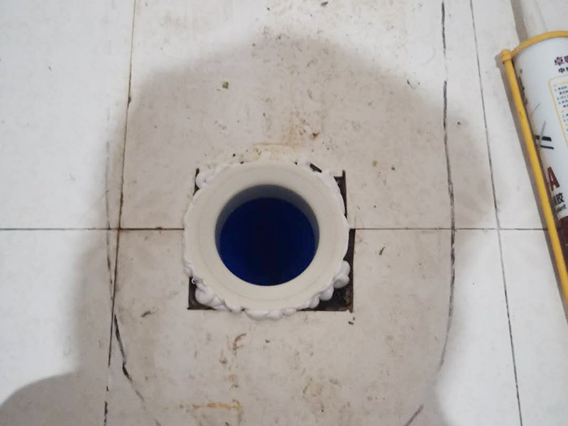 馬桶止逆閥安裝： 1、檢查排污管道與地面水平度：在安裝馬桶前應(yīng)先對(duì)排污管道進(jìn)行全面檢查，看管道內(nèi)是否有泥砂、廢紙等雜物堵塞，同時(shí)檢查馬桶安裝位的地面前后左右是否水平，如發(fā)現(xiàn)地面不平，在安裝時(shí)應(yīng)將地面找平。 2、確定排污管中心：翻轉(zhuǎn)馬桶，在馬桶排污口上確定中心，并劃出十字中心線，中心線應(yīng)延伸到馬桶底部四周腳邊。 3、固定馬桶：將馬桶上的與地面排污口的十字線對(duì)準(zhǔn)，保持水平安裝馬桶，并用力壓緊密封圈，安裝上地腳螺絲及裝飾帽。 4、做好底部密封：在馬桶排污口上安裝好專用密封圈，或在四周打上一圈玻璃膠(油灰)或水泥砂漿，水泥與砂的比例為1：3。 5、安裝水箱配件：放水3-5分鐘沖洗管道，以保證自來(lái)水管的清潔;再安裝角閥和連接軟管，然后將軟管與安裝的水箱配件進(jìn)水閥連接并按通水源。 6、調(diào)試檢驗(yàn)：檢查進(jìn)水閥進(jìn)水及密封是否正常，檢查排水閥安裝位置是否靈活，有無(wú)卡阻及滲漏，有無(wú)漏裝進(jìn)水閥過(guò)濾裝置等