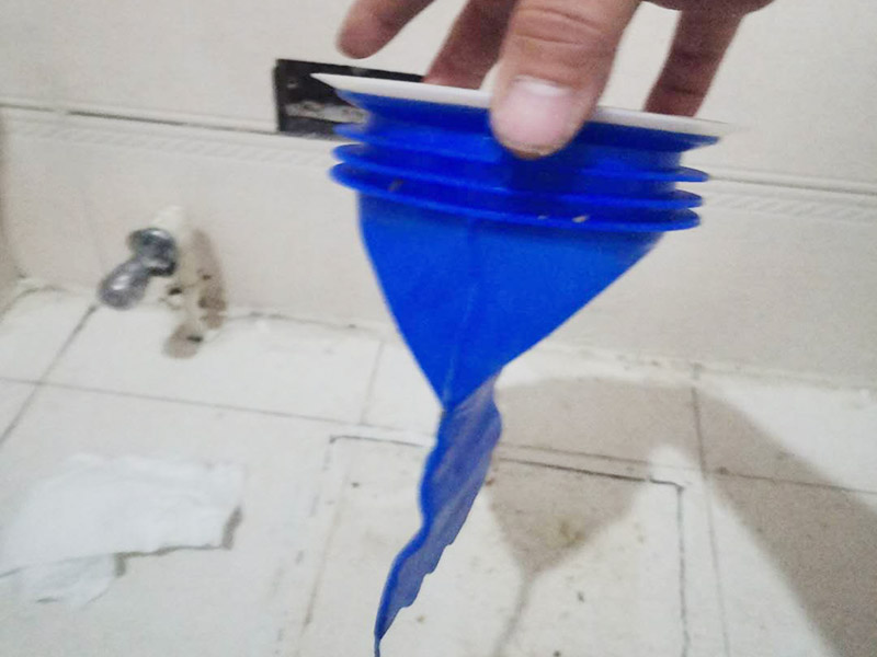 馬桶止逆閥安裝： 1、檢查排污管道與地面水平度：在安裝馬桶前應(yīng)先對(duì)排污管道進(jìn)行全面檢查，看管道內(nèi)是否有泥砂、廢紙等雜物堵塞，同時(shí)檢查馬桶安裝位的地面前后左右是否水平，如發(fā)現(xiàn)地面不平，在安裝時(shí)應(yīng)將地面找平。 2、確定排污管中心：翻轉(zhuǎn)馬桶，在馬桶排污口上確定中心，并劃出十字中心線，中心線應(yīng)延伸到馬桶底部四周腳邊。 3、固定馬桶：將馬桶上的與地面排污口的十字線對(duì)準(zhǔn)，保持水平安裝馬桶，并用力壓緊密封圈，安裝上地腳螺絲及裝飾帽。 4、做好底部密封：在馬桶排污口上安裝好專用密封圈，或在四周打上一圈玻璃膠(油灰)或水泥砂漿，水泥與砂的比例為1：3。 5、安裝水箱配件：放水3-5分鐘沖洗管道，以保證自來(lái)水管的清潔;再安裝角閥和連接軟管，然后將軟管與安裝的水箱配件進(jìn)水閥連接并按通水源。 6、調(diào)試檢驗(yàn)：檢查進(jìn)水閥進(jìn)水及密封是否正常，檢查排水閥安裝位置是否靈活，有無(wú)卡阻及滲漏，有無(wú)漏裝進(jìn)水閥過(guò)濾裝置等