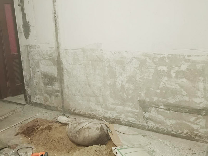 墻面刮膩?zhàn)蛹氨Ｗo(hù):鋪地面保護(hù)膜是從門(mén)口開(kāi)始平整鋪設(shè)，當(dāng)鋪裝到與潮濕界面連接處時(shí)，如衛(wèi)生間、廚房、陰面陽(yáng)臺(tái)等處，應(yīng)將防潮膜向上翻，用防潮膜包住地板的邊部，防止潮氣進(jìn)入，減少和避免該區(qū)域地板的變色和變形。 基層做好處理后，墻面還是會(huì)有一些凹陷的地方，這個(gè)時(shí)候就可以用石膏膩?zhàn)觼?lái)補(bǔ)平。將石膏膩?zhàn)訅簩?shí)凹陷處，橫抹豎起的地方再重新刮一遍，這樣來(lái)確保墻面的平整。