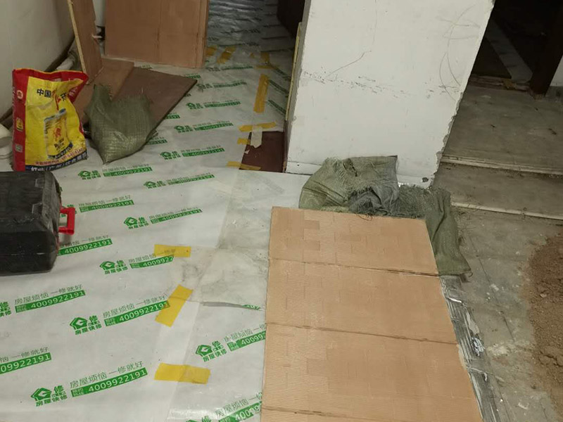 墻面刮膩?zhàn)蛹氨Ｗo(hù):鋪地面保護(hù)膜是從門(mén)口開(kāi)始平整鋪設(shè)，當(dāng)鋪裝到與潮濕界面連接處時(shí)，如衛(wèi)生間、廚房、陰面陽(yáng)臺(tái)等處，應(yīng)將防潮膜向上翻，用防潮膜包住地板的邊部，防止潮氣進(jìn)入，減少和避免該區(qū)域地板的變色和變形。 基層做好處理后，墻面還是會(huì)有一些凹陷的地方，這個(gè)時(shí)候就可以用石膏膩?zhàn)觼?lái)補(bǔ)平。將石膏膩?zhàn)訅簩?shí)凹陷處，橫抹豎起的地方再重新刮一遍，這樣來(lái)確保墻面的平整。