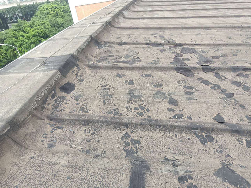 廠房屋頂防水處理：首先，用水泥砂漿找平，同時(shí)做好防水層和保護(hù)層，然后，檢查基層處理并進(jìn)行清理，要求不能有任何雜質(zhì)，且屋面必須保持干燥，否則會直接影響防水效果，最后，根據(jù)當(dāng)天的施工量配置相應(yīng)的瀝青，并參照從高到低、從遠(yuǎn)到近的順序，開始鋪貼屋面防水卷材。