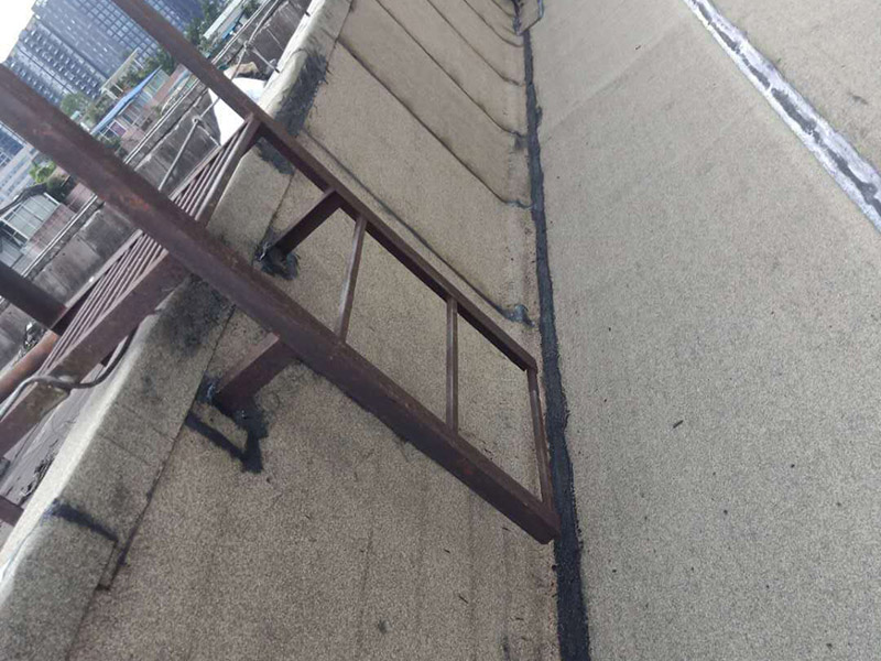 廠房屋頂防水處理：首先，用水泥砂漿找平，同時(shí)做好防水層和保護(hù)層，然后，檢查基層處理并進(jìn)行清理，要求不能有任何雜質(zhì)，且屋面必須保持干燥，否則會直接影響防水效果，最后，根據(jù)當(dāng)天的施工量配置相應(yīng)的瀝青，并參照從高到低、從遠(yuǎn)到近的順序，開始鋪貼屋面防水卷材。