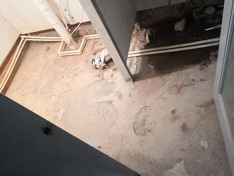 衛(wèi)生間地面找平防水:衛(wèi)生間做防水處理的第一步就是涂抹防水涂料，但是因?yàn)槠胀ǖ淖≌l(wèi)生間普遍都比較小，并且都會(huì)有管線穿過樓板的情況，因此在做衛(wèi)生間防水時(shí)一般都是涂抹防水涂料而不是采用卷材來進(jìn)行防水。 涂刷完防水涂料之后，再等涂料完全干燥后就可以進(jìn)行閉水試驗(yàn)了。做閉水試驗(yàn)之前需要把衛(wèi)生間的所有出入水口都堵住，然后在衛(wèi)生間里放水，高大致在2厘米左右即可，然后等到第二天看一下衛(wèi)生間樓下的天花板有沒有漏水，還有看一下衛(wèi)生間隔壁的墻體是否有滲水的情況。 衛(wèi)生間防水處理的工作做完以后還需要將衛(wèi)生間的一些垃圾和廢棄的工具都清理干凈，要保持地面和衛(wèi)生間墻體的整潔。