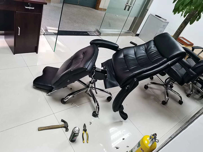 公司椅子組裝：輪子裝完后把五星腳翻轉(zhuǎn)過(guò)來(lái)，將氣桿放進(jìn)中間孔位，放入前請(qǐng)拔掉氣桿帽.將坐墊放干凈的地面安裝底盤(pán)，安裝時(shí)注意底盤(pán)方向，將螺絲擰緊；底盤(pán)安裝好后將坐墊放在氣桿上面，插入底盤(pán)孔位；坐墊放氣桿上后，開(kāi)始安裝扶手（注意扶手前后左右）；注意不要把扶手的螺絲全部裝緊以便后面裝靠背方便點(diǎn)；將靠背放坐墊上注意方向，先將靠背與扶手的孔位對(duì)準(zhǔn)，再將靠背底部?jī)蛇吢萁z裝上去同樣不要擰緊，裝好底部螺絲后將靠背扶起安裝靠背頂部螺絲裝好后將所有螺絲擰緊；