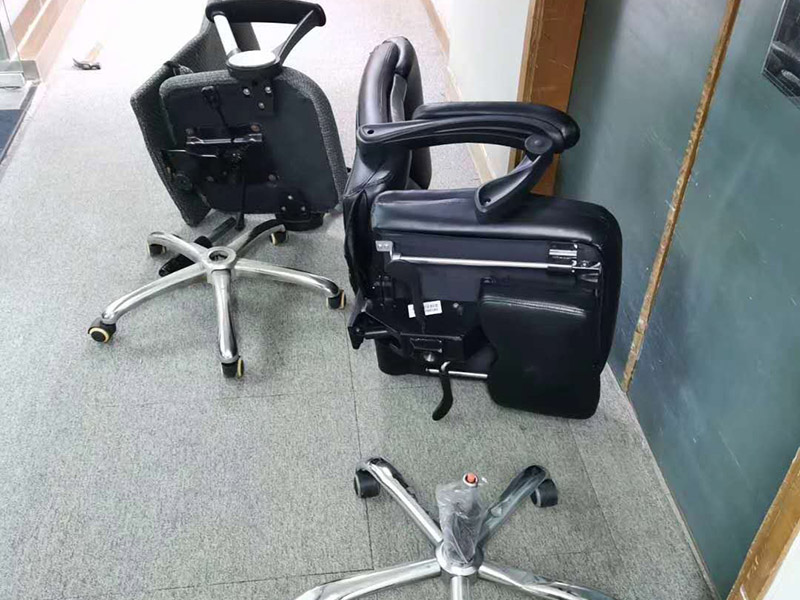 公司椅子組裝：輪子裝完后把五星腳翻轉(zhuǎn)過(guò)來(lái)，將氣桿放進(jìn)中間孔位，放入前請(qǐng)拔掉氣桿帽.將坐墊放干凈的地面安裝底盤(pán)，安裝時(shí)注意底盤(pán)方向，將螺絲擰緊；底盤(pán)安裝好后將坐墊放在氣桿上面，插入底盤(pán)孔位；坐墊放氣桿上后，開(kāi)始安裝扶手（注意扶手前后左右）；注意不要把扶手的螺絲全部裝緊以便后面裝靠背方便點(diǎn)；將靠背放坐墊上注意方向，先將靠背與扶手的孔位對(duì)準(zhǔn)，再將靠背底部?jī)蛇吢萁z裝上去同樣不要擰緊，裝好底部螺絲后將靠背扶起安裝靠背頂部螺絲裝好后將所有螺絲擰緊；