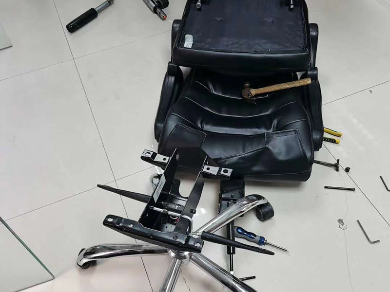 公司椅子組裝：輪子裝完后把五星腳翻轉(zhuǎn)過(guò)來(lái)，將氣桿放進(jìn)中間孔位，放入前請(qǐng)拔掉氣桿帽.將坐墊放干凈的地面安裝底盤(pán)，安裝時(shí)注意底盤(pán)方向，將螺絲擰緊；底盤(pán)安裝好后將坐墊放在氣桿上面，插入底盤(pán)孔位；坐墊放氣桿上后，開(kāi)始安裝扶手（注意扶手前后左右）；注意不要把扶手的螺絲全部裝緊以便后面裝靠背方便點(diǎn)；將靠背放坐墊上注意方向，先將靠背與扶手的孔位對(duì)準(zhǔn)，再將靠背底部?jī)蛇吢萁z裝上去同樣不要擰緊，裝好底部螺絲后將靠背扶起安裝靠背頂部螺絲裝好后將所有螺絲擰緊；