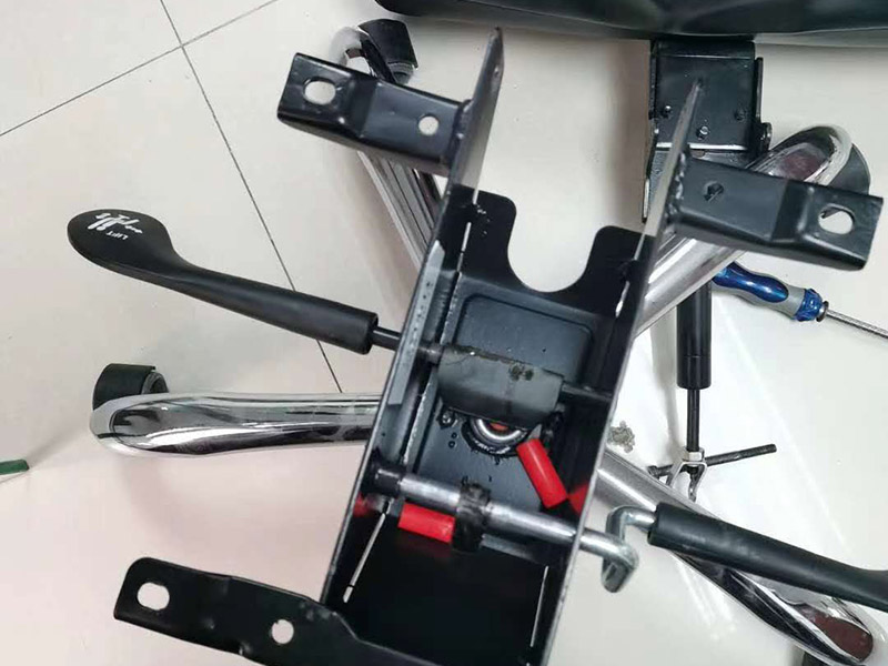 公司椅子組裝：輪子裝完后把五星腳翻轉(zhuǎn)過(guò)來(lái)，將氣桿放進(jìn)中間孔位，放入前請(qǐng)拔掉氣桿帽.將坐墊放干凈的地面安裝底盤(pán)，安裝時(shí)注意底盤(pán)方向，將螺絲擰緊；底盤(pán)安裝好后將坐墊放在氣桿上面，插入底盤(pán)孔位；坐墊放氣桿上后，開(kāi)始安裝扶手（注意扶手前后左右）；注意不要把扶手的螺絲全部裝緊以便后面裝靠背方便點(diǎn)；將靠背放坐墊上注意方向，先將靠背與扶手的孔位對(duì)準(zhǔn)，再將靠背底部?jī)蛇吢萁z裝上去同樣不要擰緊，裝好底部螺絲后將靠背扶起安裝靠背頂部螺絲裝好后將所有螺絲擰緊；