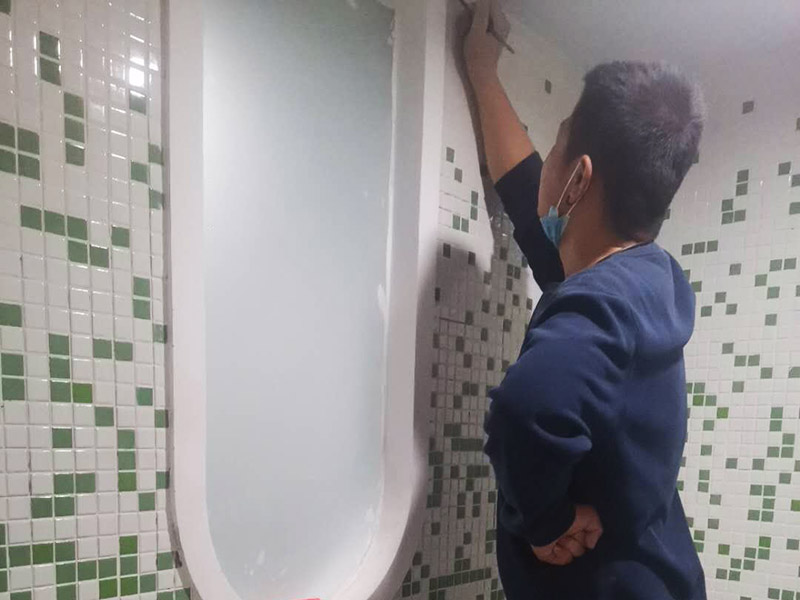 浴室馬賽克清縫：1、用抹灰刀把墻面處理平整，用干抹布處理掉墻面灰塵; 2、將馬賽克粘合劑輔料用鋸齒刮刀均勻鋪于墻面2mm厚，用齒刀把表面刮成均勻條紋機(jī)理; 3、按順序?qū)ⅠR賽克貼于墻上，注意每片之間的距離，和顆粒之間的距離保持一致，每抹好一平米左右輔料基底并刮好紋理即可開始鋪貼; 4、鋪貼完用海綿刀輕拍，處理掉馬賽克表面周邊的膠泥輔料，便于填縫; 5、填縫1平米左右，10-15分鐘后，就可以用濕毛巾或海綿擦拭表面殘留的填縫劑，小心不要把縫隙里的填縫劑抹掉;