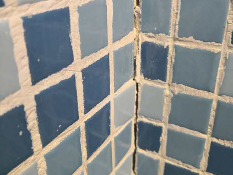 浴室馬賽克清縫：1、用抹灰刀把墻面處理平整，用干抹布處理掉墻面灰塵; 2、將馬賽克粘合劑輔料用鋸齒刮刀均勻鋪于墻面2mm厚，用齒刀把表面刮成均勻條紋機(jī)理; 3、按順序?qū)ⅠR賽克貼于墻上，注意每片之間的距離，和顆粒之間的距離保持一致，每抹好一平米左右輔料基底并刮好紋理即可開始鋪貼; 4、鋪貼完用海綿刀輕拍，處理掉馬賽克表面周邊的膠泥輔料，便于填縫; 5、填縫1平米左右，10-15分鐘后，就可以用濕毛巾或海綿擦拭表面殘留的填縫劑，小心不要把縫隙里的填縫劑抹掉;