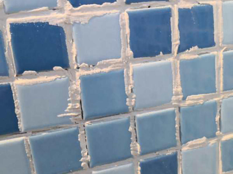 浴室馬賽克清縫：1、用抹灰刀把墻面處理平整，用干抹布處理掉墻面灰塵; 2、將馬賽克粘合劑輔料用鋸齒刮刀均勻鋪于墻面2mm厚，用齒刀把表面刮成均勻條紋機(jī)理; 3、按順序?qū)ⅠR賽克貼于墻上，注意每片之間的距離，和顆粒之間的距離保持一致，每抹好一平米左右輔料基底并刮好紋理即可開始鋪貼; 4、鋪貼完用海綿刀輕拍，處理掉馬賽克表面周邊的膠泥輔料，便于填縫; 5、填縫1平米左右，10-15分鐘后，就可以用濕毛巾或海綿擦拭表面殘留的填縫劑，小心不要把縫隙里的填縫劑抹掉;