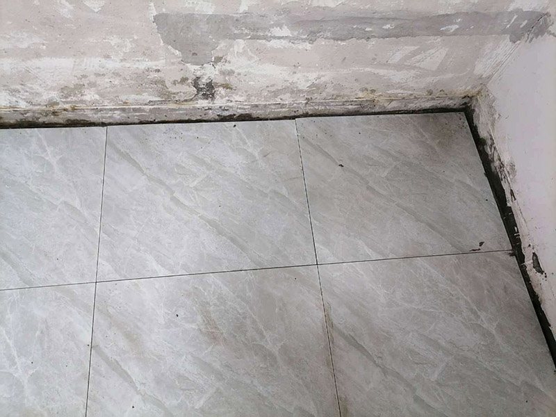 走廊地面貼磚案例:首先，要先清理現場，先灑適量的水以利施，在施工地面撒上水泥粉，以掃把撥弄均勻，以增加與水泥沙漿的粘著性，在施工地點測出水平落差最高的地方：首先在每一面的墻上，分別測出其水平線。 然后，以每一面墻的水平落差的最高點基準，以水泥沙漿為標記，做為打底的水平基準，將水泥與沙以1：3的比例混合成水泥沙漿，以約六尺的木尺打底，徹底抹平，拉放樣線，再次撥灑水泥粉，以增加瓷磚的粘著性，在貼瓷磚的過程中，一方以槌柄輕敲瓷磚，讓它能確實吃漿。另一方面，并以水平尺測量，確保瓷磚水平，貼完之后，先以海綿沾水將瓷磚擦干凈。