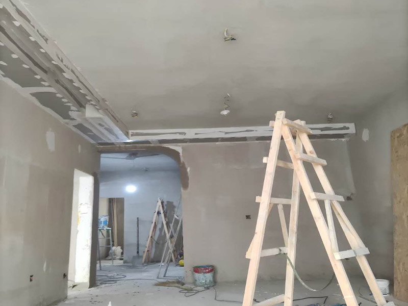 客廳吊頂造型施工：在客廳四周做吊頂，中間不做吊頂。這種吊頂可用木材夾板成型，設(shè)計成各種形狀，在配以射燈或筒燈，在不吊頂?shù)闹虚g不分配上新穎的吸頂燈。這樣會在視覺上增加視覺的層高，教適合于大空間的客廳。將客廳四周的吊頂做厚，而中間部分作薄，從而形成兩個明顯的層次。 確定吊頂區(qū)域,在相鄰墻面彈出水平線，畫龍骨固定線，頂面打空,栽內(nèi)漲絲,旋緊鍍鋅吊掛傳絲，架設(shè)輕鋼龍骨，用防銹自功釘固定石膏板并留出筒燈安裝點位，在石膏板銜接處預(yù)留8-10mm空隙,充填石膏外貼牛皮紙，用防銹漆將所有釘眼涂。