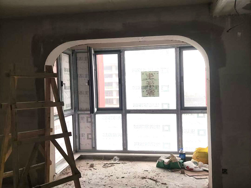 客廳吊頂造型施工：在客廳四周做吊頂，中間不做吊頂。這種吊頂可用木材夾板成型，設(shè)計成各種形狀，在配以射燈或筒燈，在不吊頂?shù)闹虚g不分配上新穎的吸頂燈。這樣會在視覺上增加視覺的層高，教適合于大空間的客廳。將客廳四周的吊頂做厚，而中間部分作薄，從而形成兩個明顯的層次。 確定吊頂區(qū)域,在相鄰墻面彈出水平線，畫龍骨固定線，頂面打空,栽內(nèi)漲絲,旋緊鍍鋅吊掛傳絲，架設(shè)輕鋼龍骨，用防銹自功釘固定石膏板并留出筒燈安裝點位，在石膏板銜接處預(yù)留8-10mm空隙,充填石膏外貼牛皮紙，用防銹漆將所有釘眼涂。