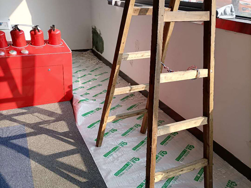 墻面局部修補(bǔ)施工:先將墻體破損凸出的地方鏟掉；取出從網(wǎng)上商城買(mǎi)的補(bǔ)墻膏補(bǔ)墻漆套裝；打開(kāi)補(bǔ)墻膏，先攪拌均勻后，用小鏟抹少量補(bǔ)墻膏，填進(jìn)坑洼起皮的部位，干燥24小時(shí)；隔天干后對(duì)墻體用砂紙打磨平整，用抹布把表面粉層擦拭掉；用補(bǔ)墻漆兌10%左右的水稀釋，攪拌均勻后用刷子涂在墻體上，進(jìn)行2~3涂刷。