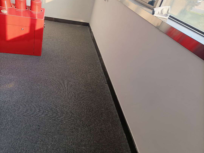 墻面局部修補(bǔ)施工:先將墻體破損凸出的地方鏟掉；取出從網(wǎng)上商城買(mǎi)的補(bǔ)墻膏補(bǔ)墻漆套裝；打開(kāi)補(bǔ)墻膏，先攪拌均勻后，用小鏟抹少量補(bǔ)墻膏，填進(jìn)坑洼起皮的部位，干燥24小時(shí)；隔天干后對(duì)墻體用砂紙打磨平整，用抹布把表面粉層擦拭掉；用補(bǔ)墻漆兌10%左右的水稀釋，攪拌均勻后用刷子涂在墻體上，進(jìn)行2~3涂刷。