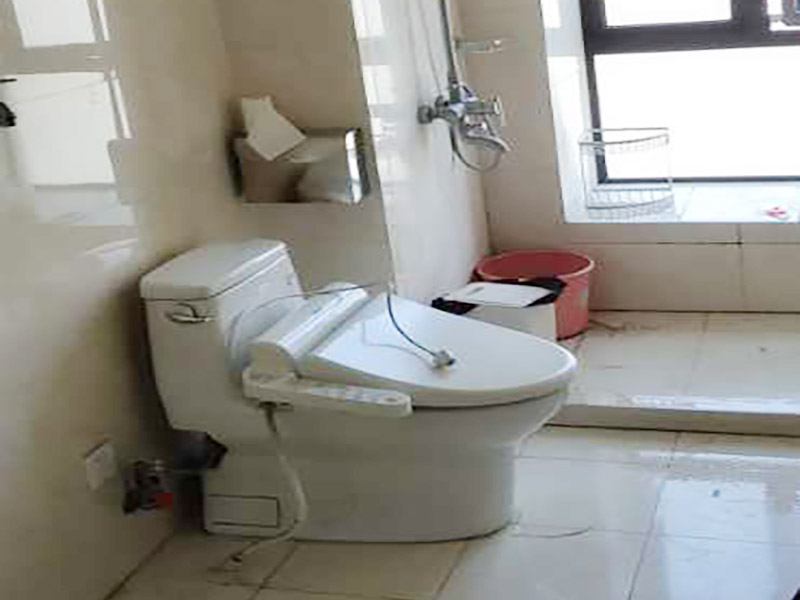 廁所改造拆除裝修：衛(wèi)生間的格局或是衛(wèi)浴設(shè)施、地磚、墻磚等地方不滿意，但在改造之前你需要將這些不滿意的地方進行拆除，且拆除之后的垃圾也要及時清理，避免阻礙施工進程。將不需要或是不滿意的地方進行拆除后，留下的成品需要進行施工保護，防止磕碰到，還可防止被上面的重物或是棱角碰壞。 水電改造可謂是改造衛(wèi)生間的重點，衛(wèi)生間原有的水電路管線往往有許多不合理的布局，所以在改造過程中要對原有的水電路進行徹查，看是否存在銹蝕、老化等情況，若有，則需要更換新的電路、水路，如果線路良好，且沒有多大的問題，則只需要添加刪減線路