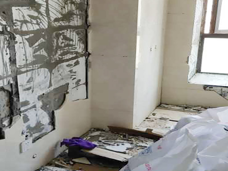 廁所改造拆除裝修：衛(wèi)生間的格局或是衛(wèi)浴設(shè)施、地磚、墻磚等地方不滿意，但在改造之前你需要將這些不滿意的地方進行拆除，且拆除之后的垃圾也要及時清理，避免阻礙施工進程。將不需要或是不滿意的地方進行拆除后，留下的成品需要進行施工保護，防止磕碰到，還可防止被上面的重物或是棱角碰壞。 水電改造可謂是改造衛(wèi)生間的重點，衛(wèi)生間原有的水電路管線往往有許多不合理的布局，所以在改造過程中要對原有的水電路進行徹查，看是否存在銹蝕、老化等情況，若有，則需要更換新的電路、水路，如果線路良好，且沒有多大的問題，則只需要添加刪減線路